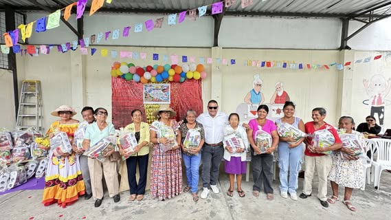 Adultos mayores de Isidro Ayora celebran el Día de la Interculturalidad con juegos y almuerzo