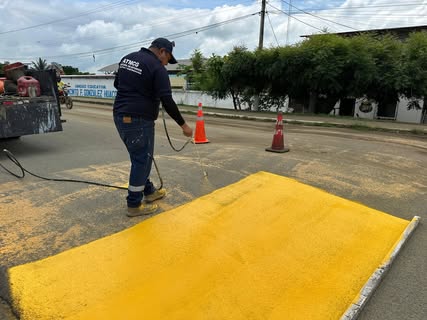 Pintan señalización vial en Las Mercedes para mejorar tránsito en Isidro Ayora