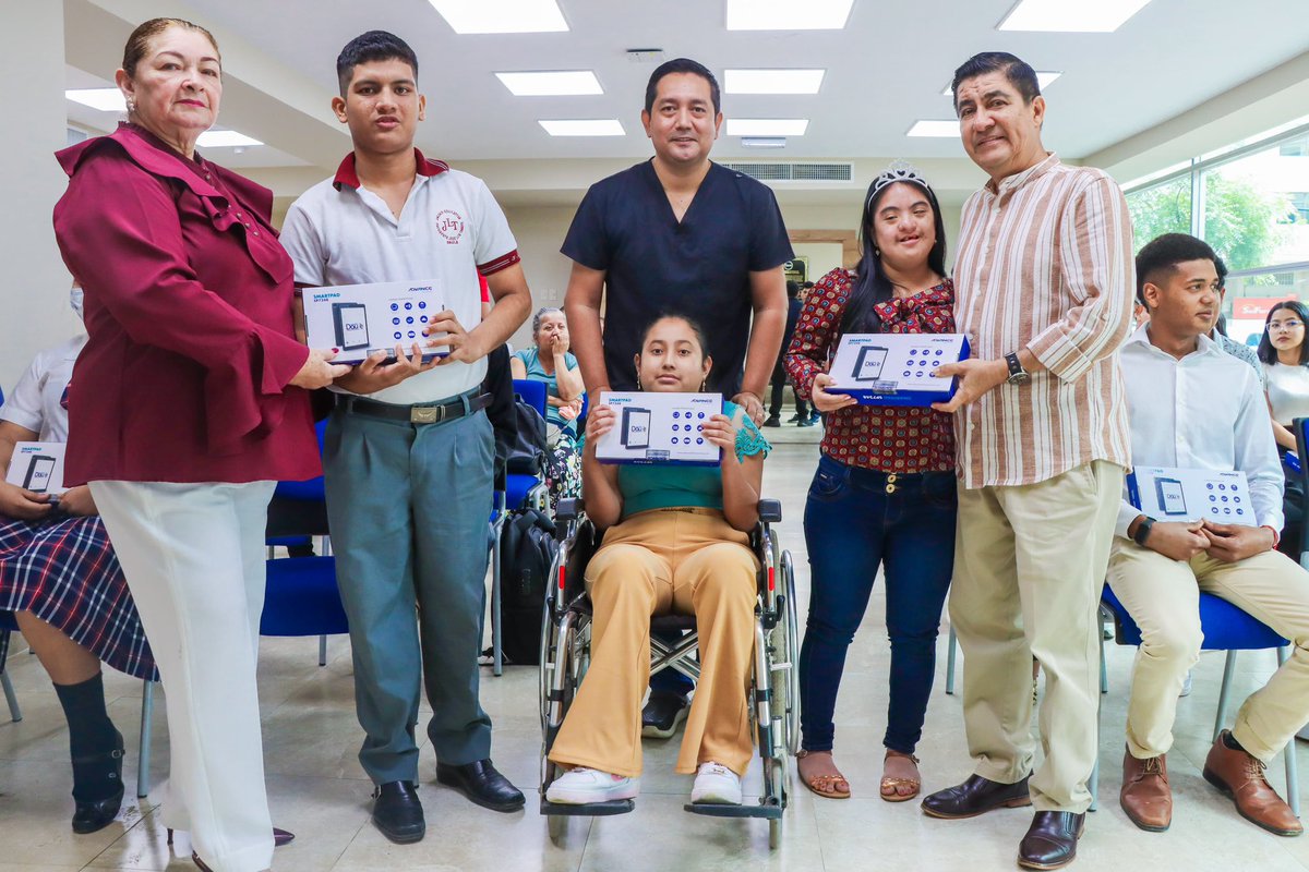 Municipio de Daule entrega tablets a bachilleres que culminaron sus estudios